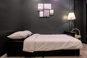 Katil atau katil-katil dalam bilik di T5 2 Bedrooms/6guests/full kitchen/1 min to BTS
