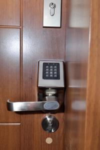 Drzwi z telefonem wystającym z niego w obiekcie Apartament Słoneczny 10 w mieście Opole