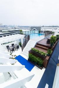 Swimming pool sa o malapit sa Microtel by Wyndham Mall of Asia