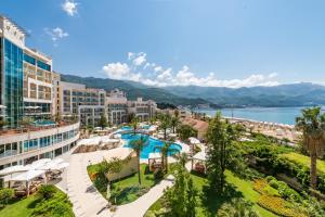 uma vista para um resort com uma piscina em Splendid Conference & Spa Resort em Budva