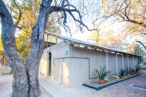 El edificio en el que está el campamento