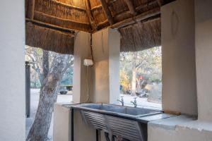 uma cozinha com um lavatório e uma janela em Sitatunga Campsite Maun em Maun