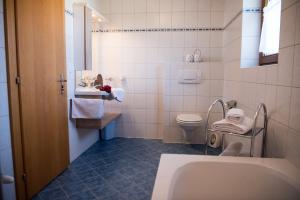 A bathroom at Appartements Spitaler Még 37 kép