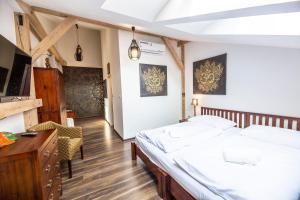 Postel nebo postele na pokoji v ubytování In Spirit, hotel v Rožnovském pivovaru - Pivní Lázně, Wellness & Čokoládovna