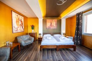 Postel nebo postele na pokoji v ubytování In Spirit, hotel v Rožnovském pivovaru - Pivní Lázně, Wellness & Čokoládovna