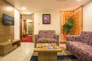 uma sala de estar com um sofá e duas cadeiras em Hotel Siddhartha, Nepalgunj em Nepālganj