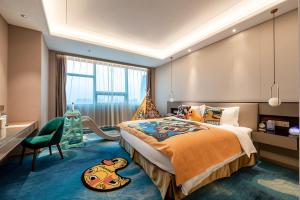 Postel nebo postele na pokoji v ubytování Auto City Ruili Hotel