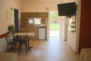 Kibbutz Ketura Guest House的厨房或小厨房