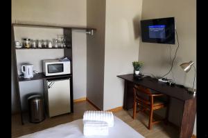 a small room with a desk and a microwave at Eagle's Crest in Worcester