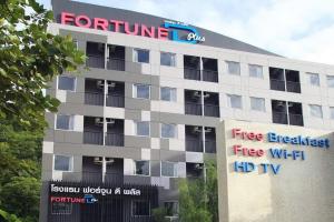 Fortune D Plus Hotel Khaoyai في مو سي: لمبنى في المستقبل مع وضع علامة عليه