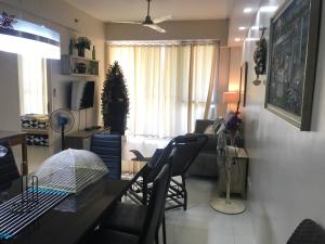 Televízia a/alebo spoločenská miestnosť v ubytovaní Creys Condo 2 at Pico de Loro Cove