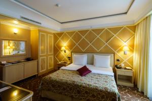 ein Hotelzimmer mit einem Bett und einem Spiegel in der Unterkunft Splendid Conference & Spa Resort in Budva