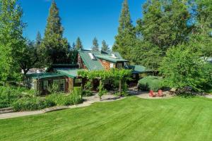 ein Haus mit einem Hof mit einem Haus in der Unterkunft The Davies Family Inn in Placerville