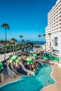 un parque acuático en un complejo con tobogán acuático en Iberostar Waves Bouganville Playa, en Adeje
