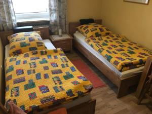2 camas individuales en una habitación con edredón en Gästehaus Erna Meier en Bayerisch Eisenstein