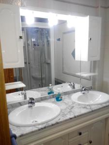 ein Badezimmer mit zwei Waschbecken und einem großen Spiegel in der Unterkunft RELAX, MAR Y MONTAÑA in Tavernes de la Valldigna