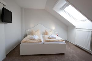 Letto o letti in una camera di Frühstückshotel Seemannsbraut Amrum-adults only ab 18 Jahre-keine Haustiere-