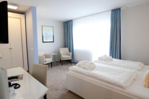 Letto o letti in una camera di Frühstückshotel Seemannsbraut Amrum-adults only ab 18 Jahre-keine Haustiere-