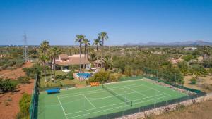 eine Luftansicht eines Tennisplatzes in der Unterkunft Can Picafort - 232562 in Santa Margalida