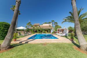 Willa z basenem i palmami w obiekcie Can Picafort - 232562 w mieście Santa Margalida