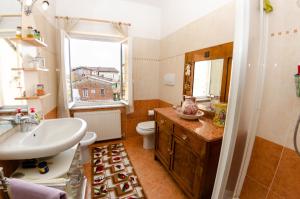 A bathroom at Sinidio Még 13 kép