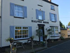 グレート・マルバーンにあるHalfway Houseの白い建物