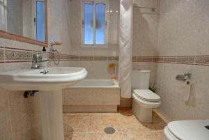 Koupelna v ubytování Rooms Tourist Apartment + 51 fotografií