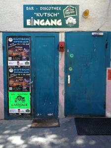 eine blaue Tür an der Seite eines Gebäudes in der Unterkunft Ferienwohnung Burg Lindenfels in Lindenfels