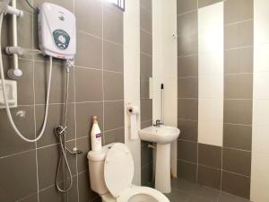 La petite salle de bains est pourvue de toilettes et d'un lavabo. dans l'établissement Kampar Sakura 3 Landed, à Kampar