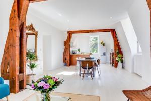 een woonkamer met een tafel en stoelen bij Château Côte de Nacre in Ver-sur-Mer