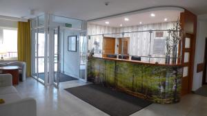 eine Lobby mit einem großen Aquarium in einem Gebäude in der Unterkunft Pensjonat in Kozienice