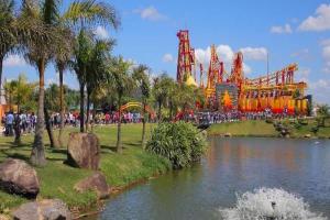 a amusement park with a roller coaster and a river at Pousada Vovó Dilma in Penha