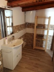 a bathroom with a sink and a mirror at Villa Sole - Finaiti - Appartamento per turisti in Floridia