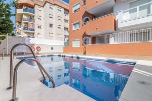 una piscina frente a un edificio en Recently Decorated 2BDR Penthouse in Fuengirola, en Fuengirola
