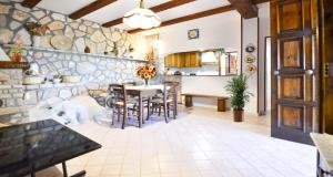 マッサ・ルブレンセにあるAmore Rentals - Villa Baccoの石壁のキッチン(テーブル付)