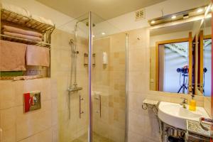 a bathroom with a shower and a sink at Hotel Glymur in Leirá