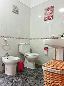 een badkamer met een toilet en een wastafel bij Apartamento Mendoza I - San Isidro in San Isidro