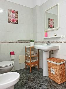 een badkamer met een wastafel, een toilet en een spiegel bij Apartamento Mendoza I - San Isidro in San Isidro