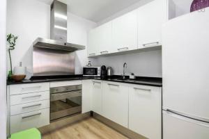 A kitchen or kitchenette at Ondina Suites Sagrada Familia