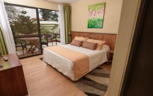 阿里卡的住宿－Hotel del Valle Azapa，一间卧室设有一张床和一个阳台