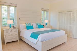 
A bed or beds in a room at The Cove Suites at Blue Waters
