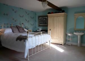 A bed or beds in a room at Clinkgate Farmhouse 