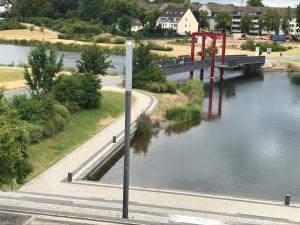 Blick auf einen Fluss in der Nähe des Gasthauses