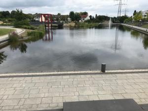Blick auf einen Fluss in der Nähe des Gasthauses