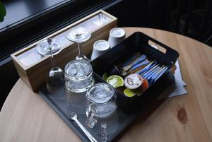 a tray of wine glasses and a tray of food at B&B de Gusto in Schiedam