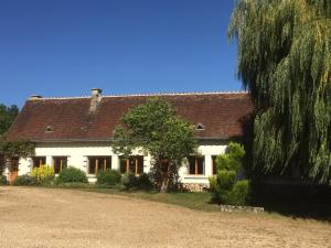 Dancé的住宿－Le Mesnil，前面有一棵树的白色房子