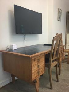 a wooden desk with a television on top of it at Rotzowlund BnB in Grenå