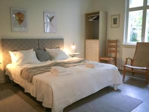 1 dormitorio con 1 cama grande y toallas. en Rotzowlund BnB en Grenå