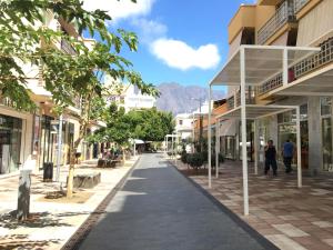 an empty street in a town with buildings at Apartamentos Los Laureles in Los Llanos de Aridane