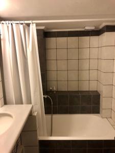 Kúpeľňa v ubytovaní Elenis Athens Apartment + 37 fotografií
